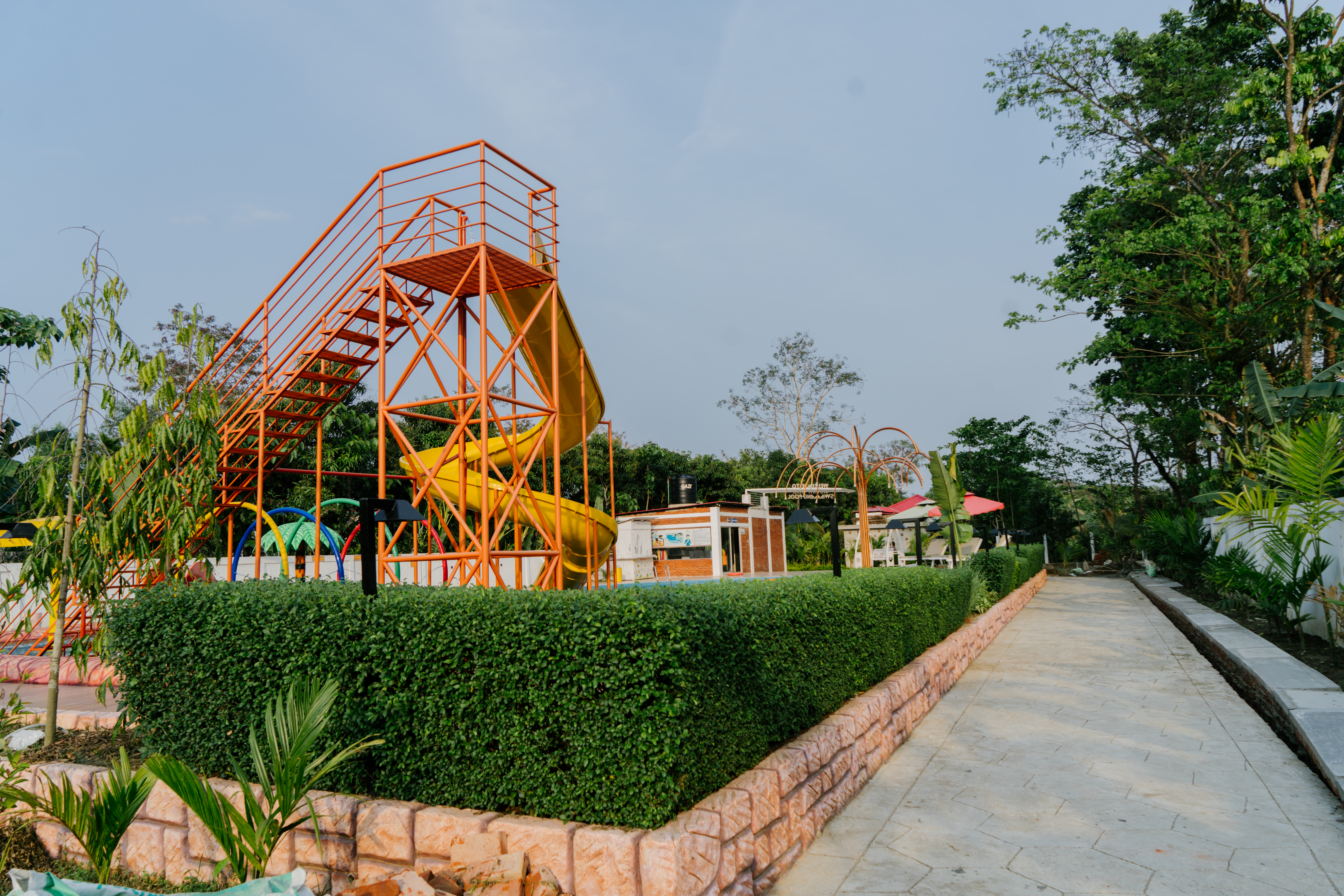 Swimming pool and water play zone